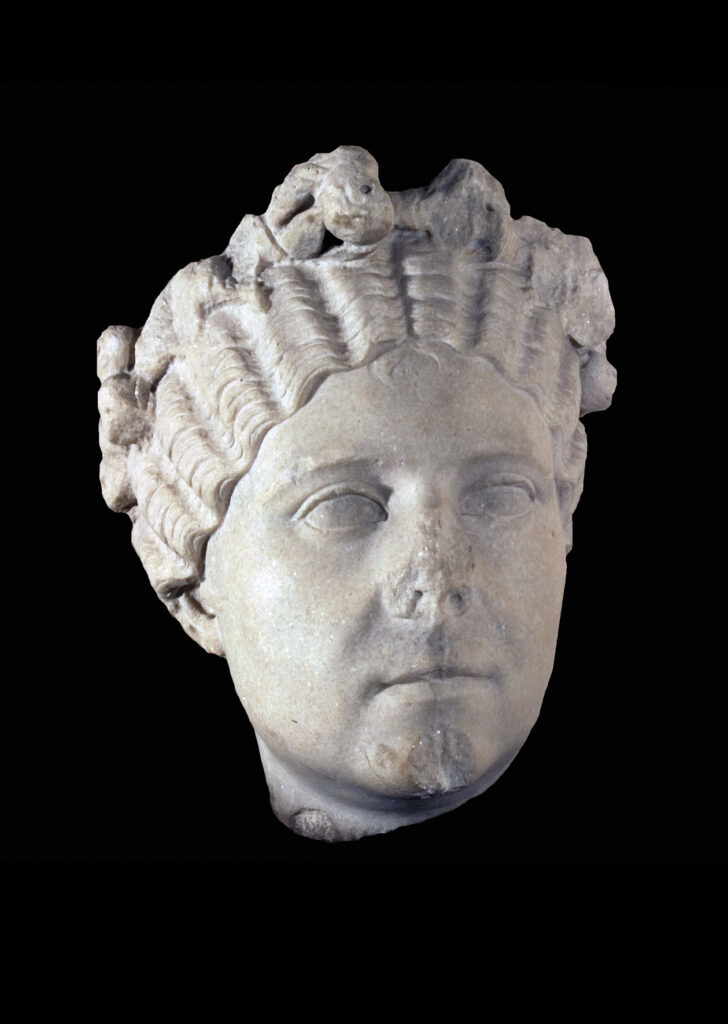 Ritratto femminile in marmo