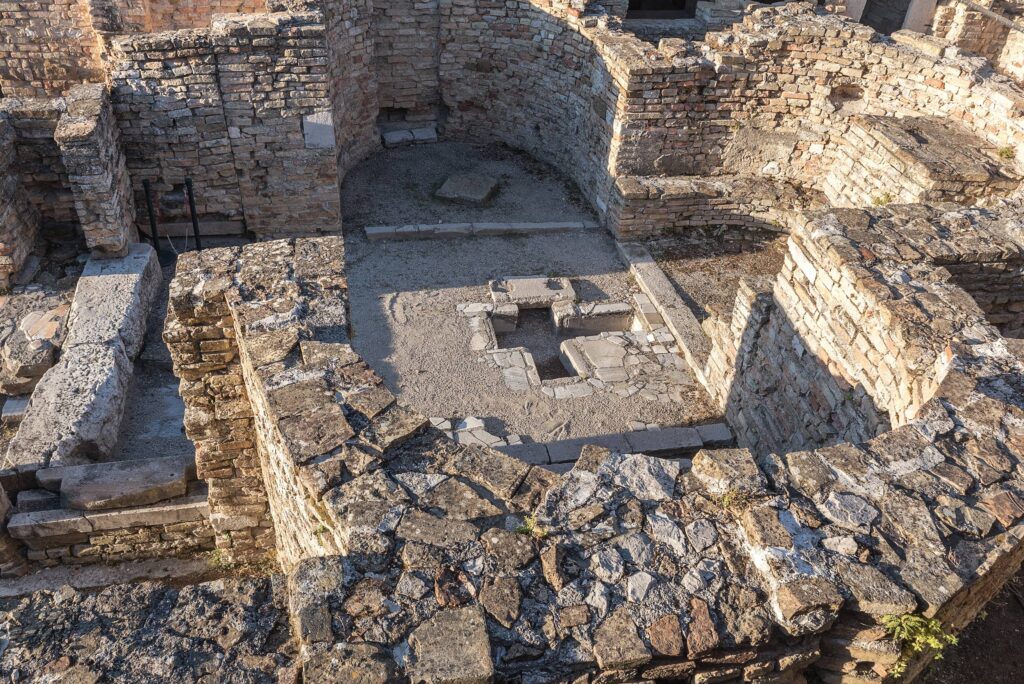 TRICHORA Concordia Area Archeologica dettaglio ambiente triabsidato